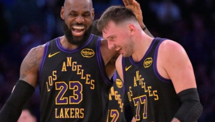 湖人更新背靠背客战马刺伤情报告：詹姆斯出战成疑